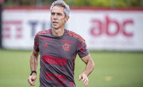 Ayrton Lucas desembarca no Rio e comemora acerto com o Flamengo: 'Não vai  faltar garra', Flamengo