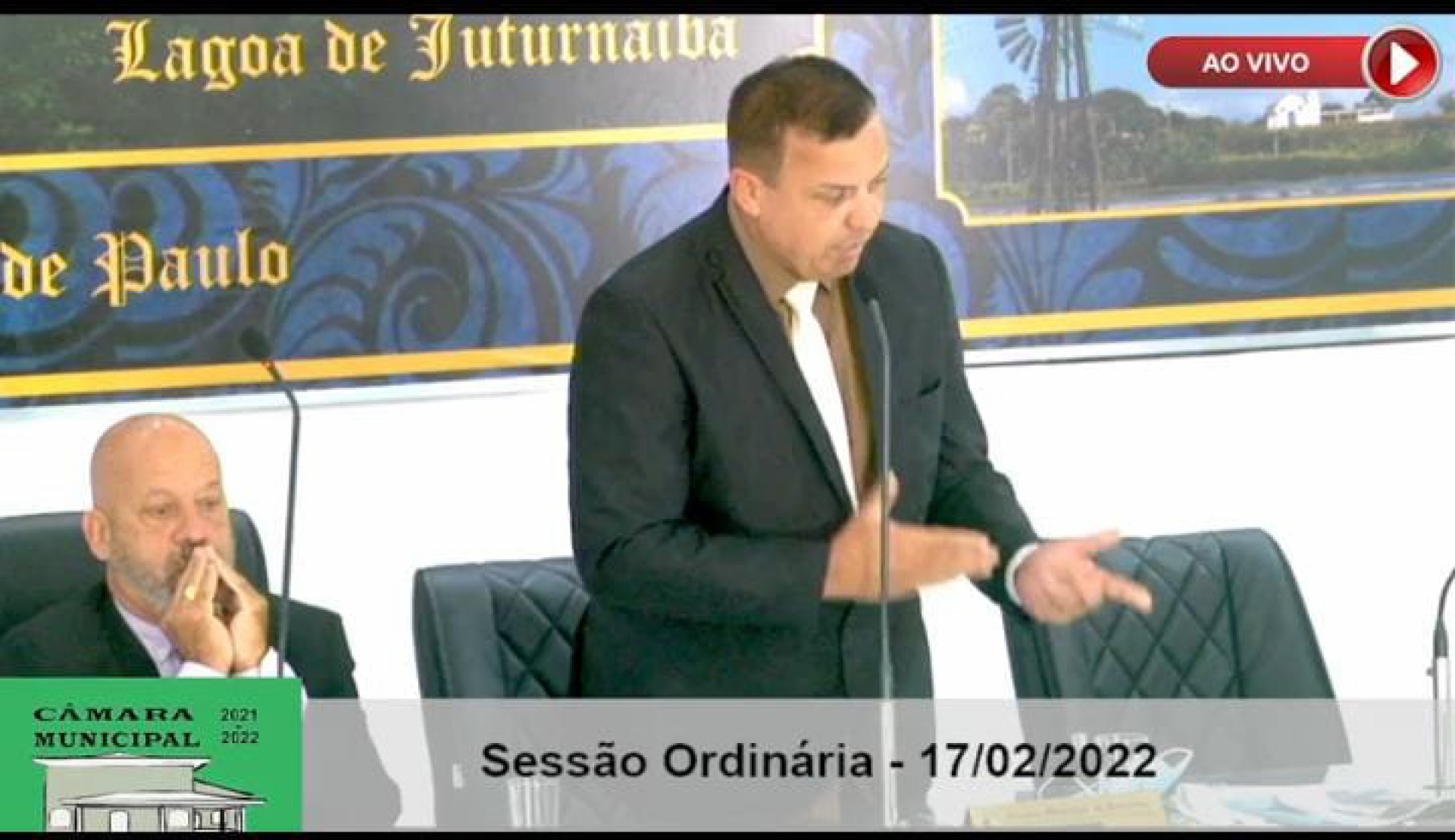 Vereador Oliveira da Guarda questiona o porqu&ecirc; do marido da Prefeita dar palpite na c&acirc;mara. Colega ao lado de boca aberta  - Print 