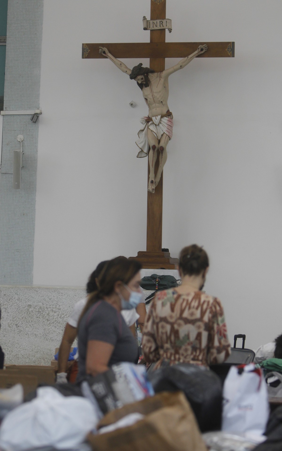 Geral - Posto de arrecada&ccedil;ao de donativos para popula&ccedil;ao de Petropolis, na Paroquia Sao Jose, na Lagoa, zona sul do Rio.