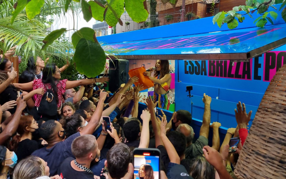 Anitta presenteia f&atilde;s nas ruas da Zona Sul do Rio