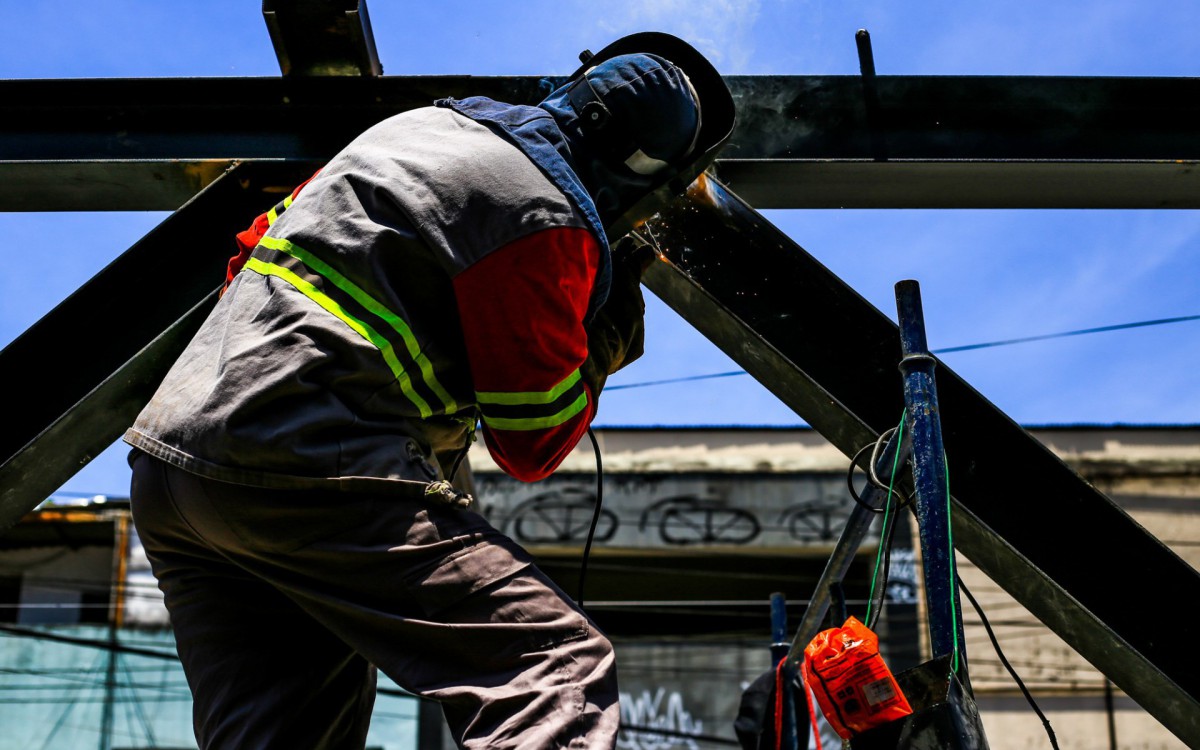 Oper&aacute;rios est&atilde;o trabalhando diariamente para concluir a obra do Mercado Popular