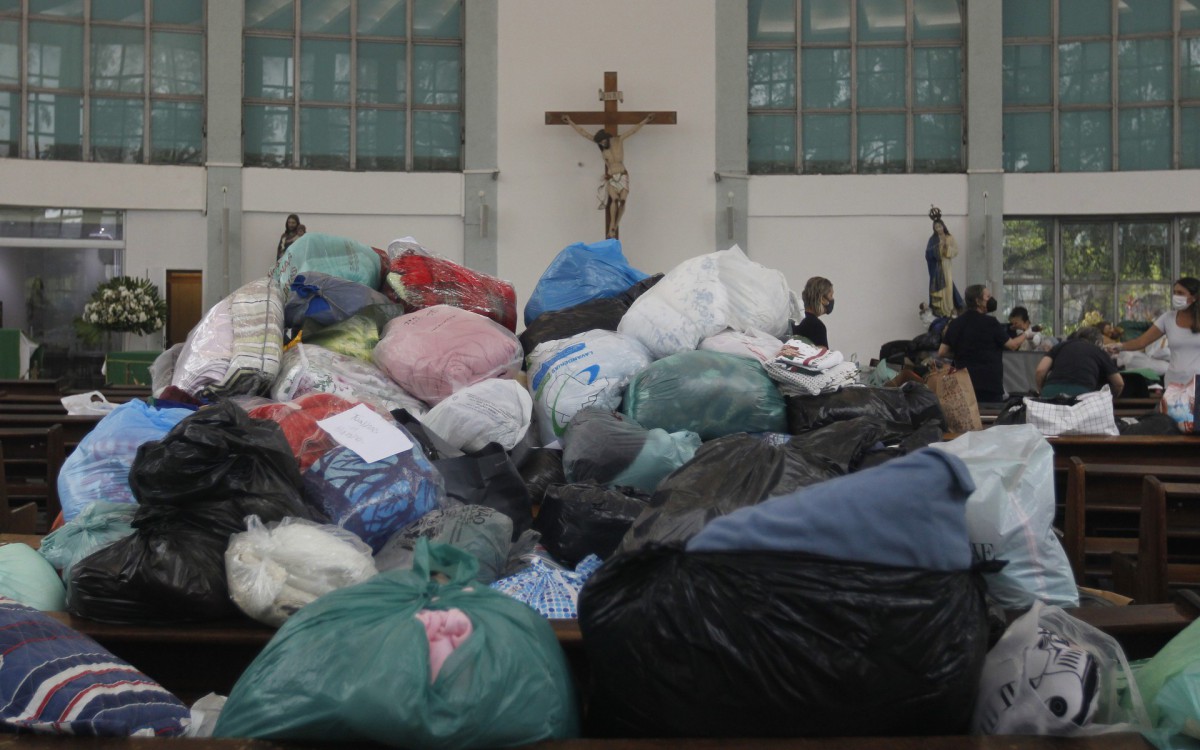 Geral - Posto de arrecada&ccedil;ao de donativos para popula&ccedil;ao de Petropolis, na Paroquia Sao Jose, na Lagoa, zona sul do Rio.