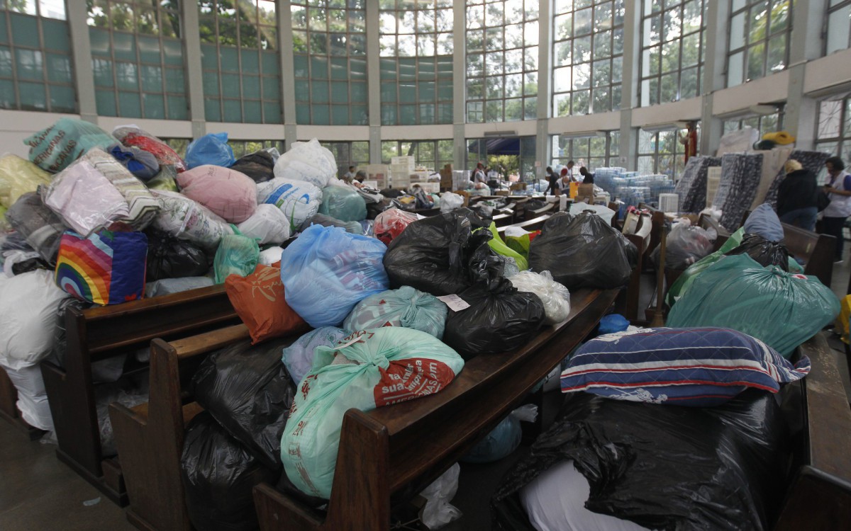 Geral - Posto de arrecada&ccedil;ao de donativos para popula&ccedil;ao de Petropolis, na Paroquia Sao Jose, na Lagoa, zona sul do Rio.