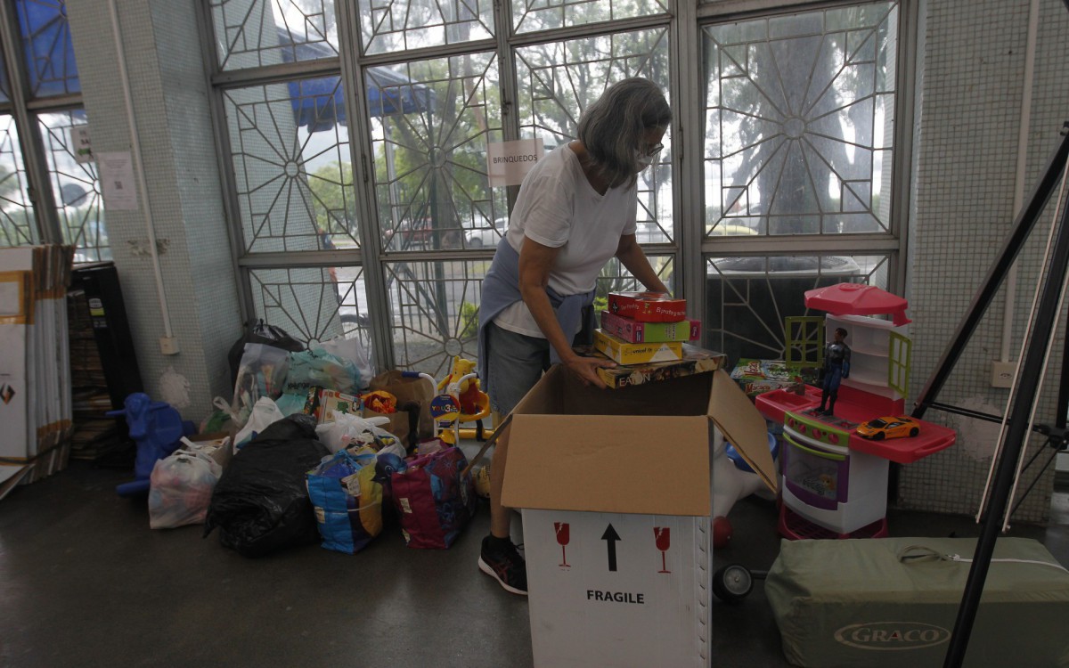 Geral - Posto de arrecada&ccedil;ao de donativos para popula&ccedil;ao de Petropolis, na Paroquia Sao Jose, na Lagoa, zona sul do Rio.