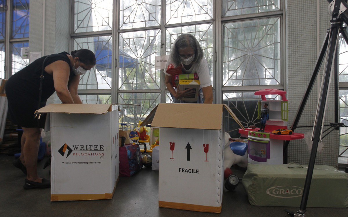 Geral - Posto de arrecada&ccedil;ao de donativos para popula&ccedil;ao de Petropolis, na Paroquia Sao Jose, na Lagoa, zona sul do Rio.