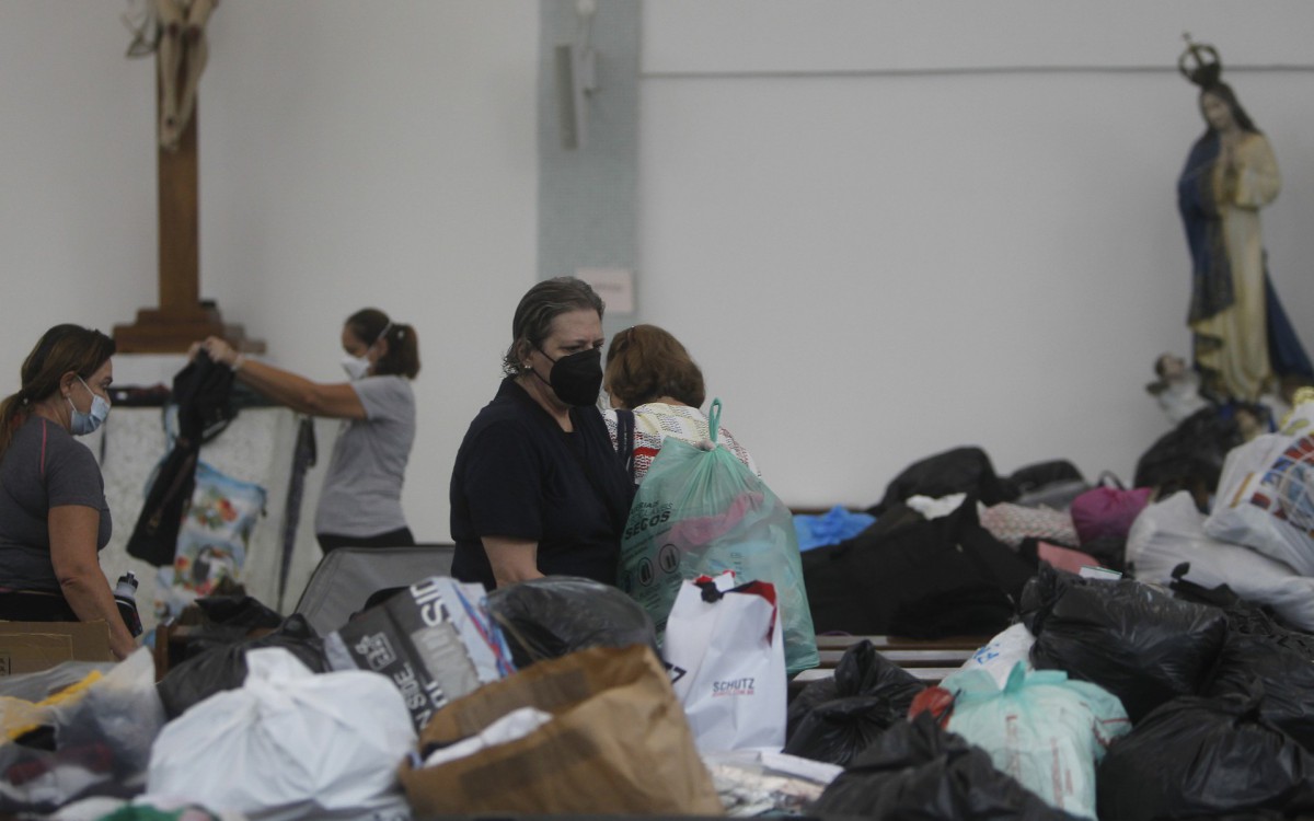 Geral - Posto de arrecada&ccedil;ao de donativos para popula&ccedil;ao de Petropolis, na Paroquia Sao Jose, na Lagoa, zona sul do Rio.