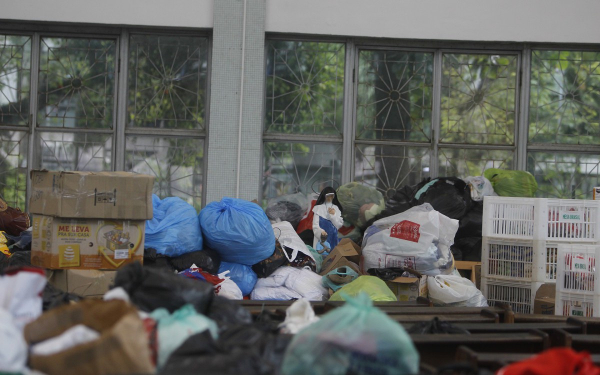 Geral - Posto de arrecada&ccedil;ao de donativos para popula&ccedil;ao de Petropolis, na Paroquia Sao Jose, na Lagoa, zona sul do Rio.
