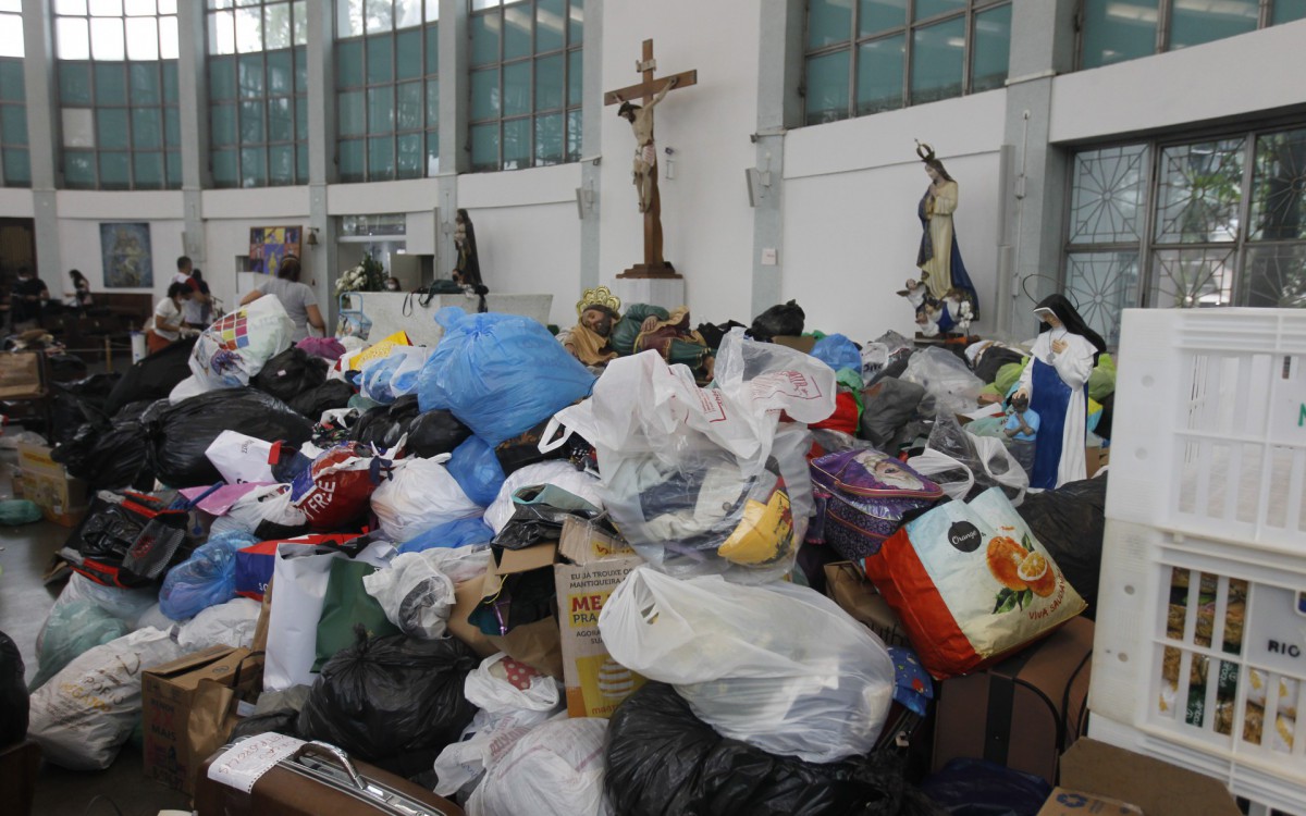Geral - Posto de arrecada&ccedil;ao de donativos para popula&ccedil;ao de Petropolis, na Paroquia Sao Jose, na Lagoa, zona sul do Rio.