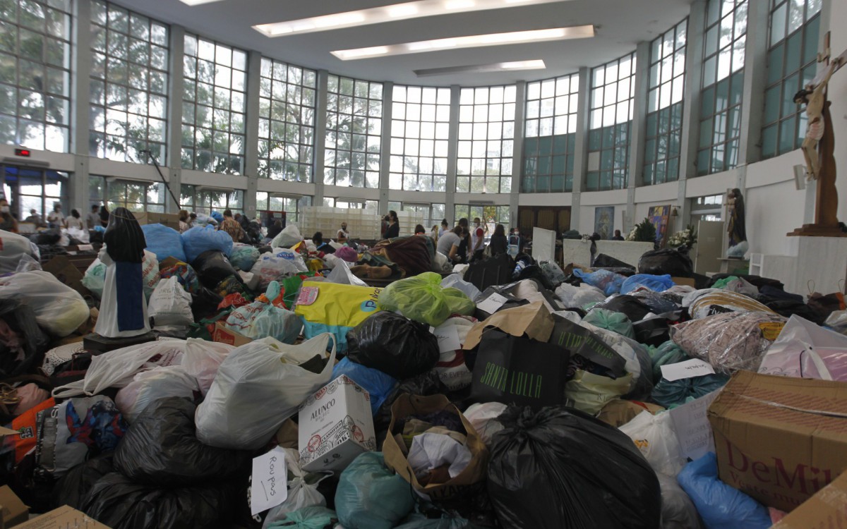 Geral - Posto de arrecada&ccedil;ao de donativos para popula&ccedil;ao de Petropolis, na Paroquia Sao Jose, na Lagoa, zona sul do Rio.
