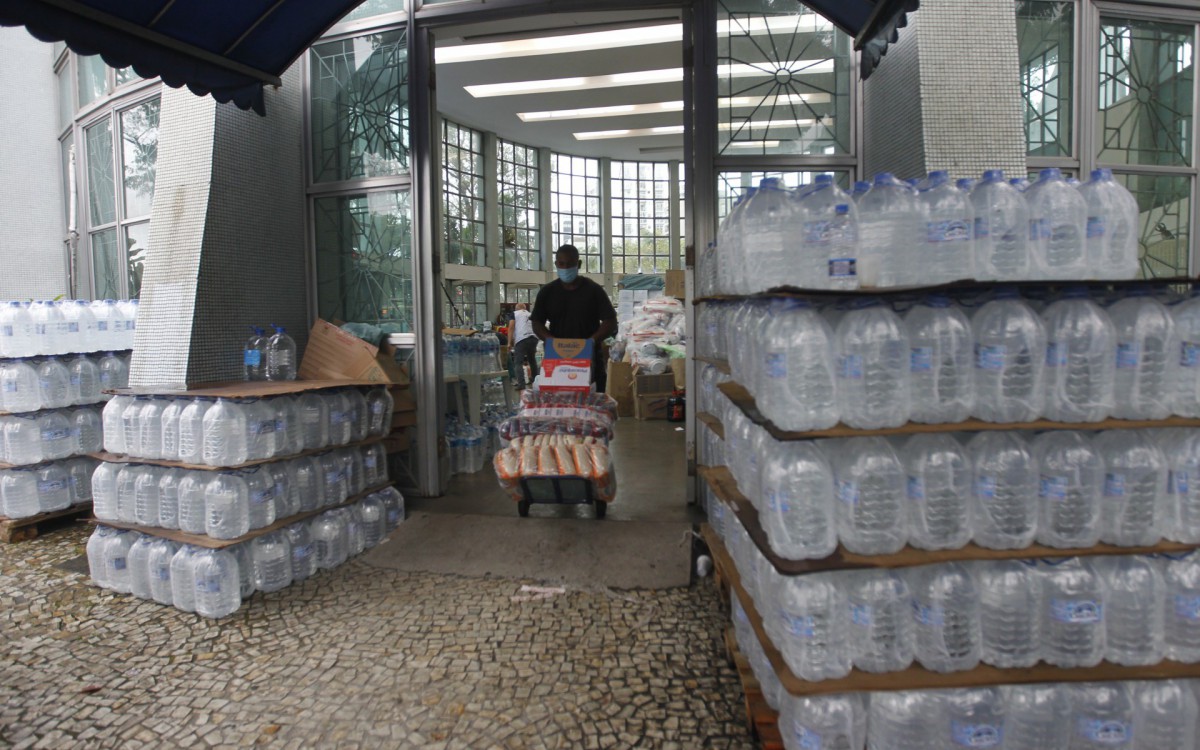 Geral - Posto de arrecada&ccedil;ao de donativos para popula&ccedil;ao de Petropolis, na Paroquia Sao Jose, na Lagoa, zona sul do Rio.