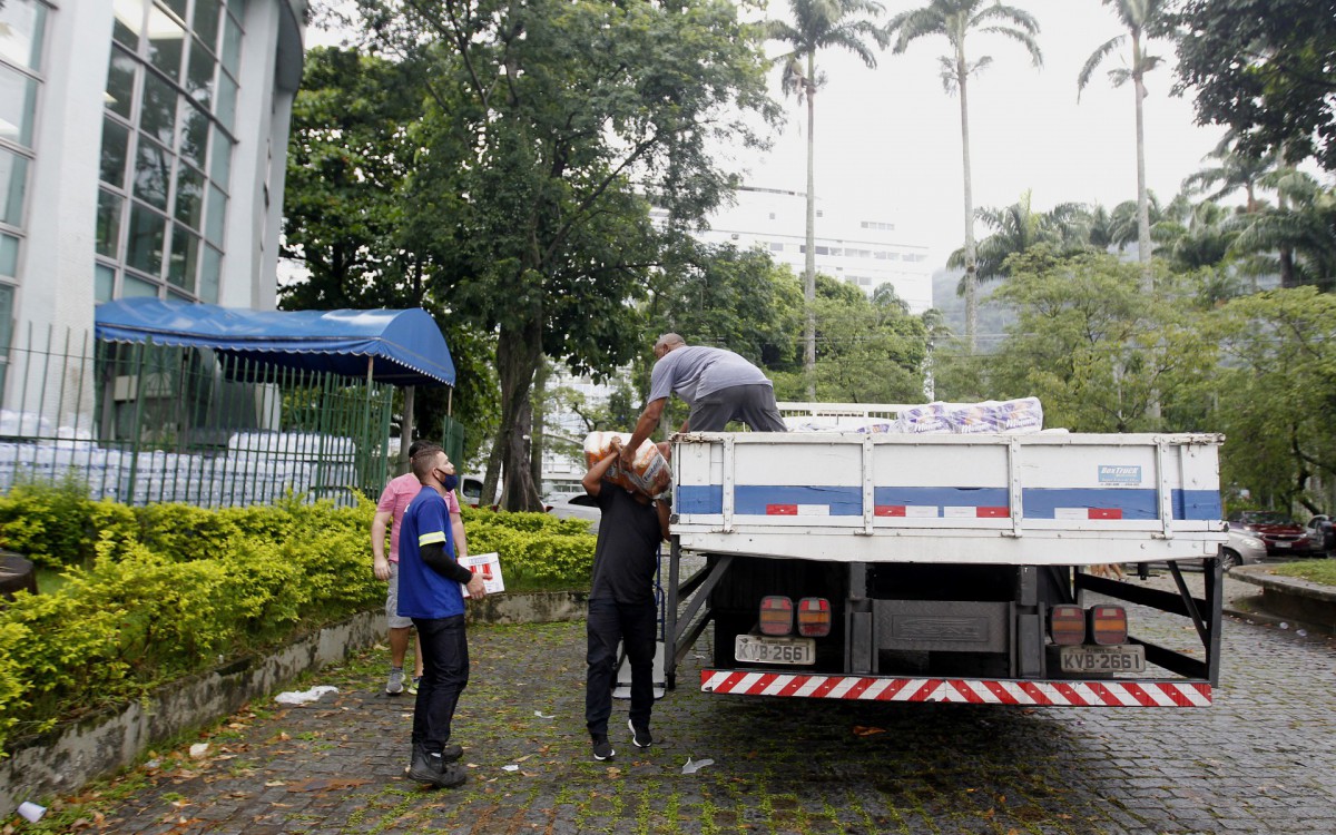 Geral - Posto de arrecada&ccedil;ao de donativos para popula&ccedil;ao de Petropolis, na Paroquia Sao Jose, na Lagoa, zona sul do Rio.