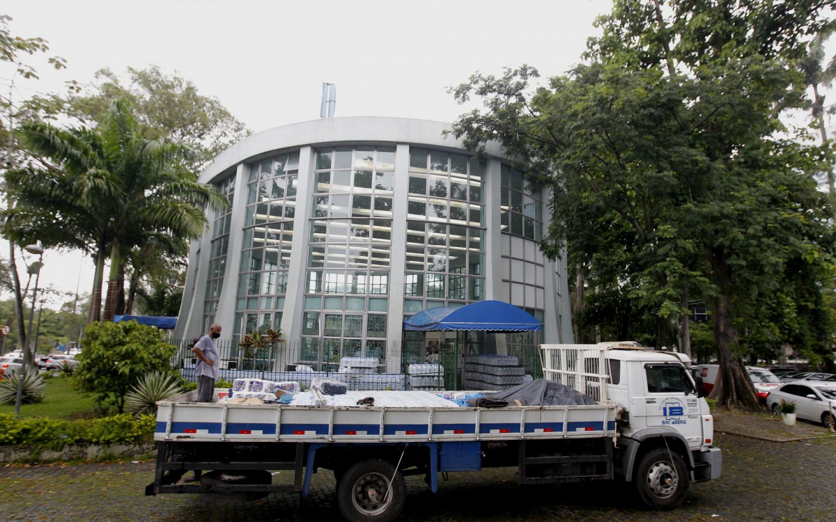 Geral - Posto de arrecada&ccedil;ao de donativos para popula&ccedil;ao de Petropolis, na Paroquia Sao Jose, na Lagoa, zona sul do Rio.