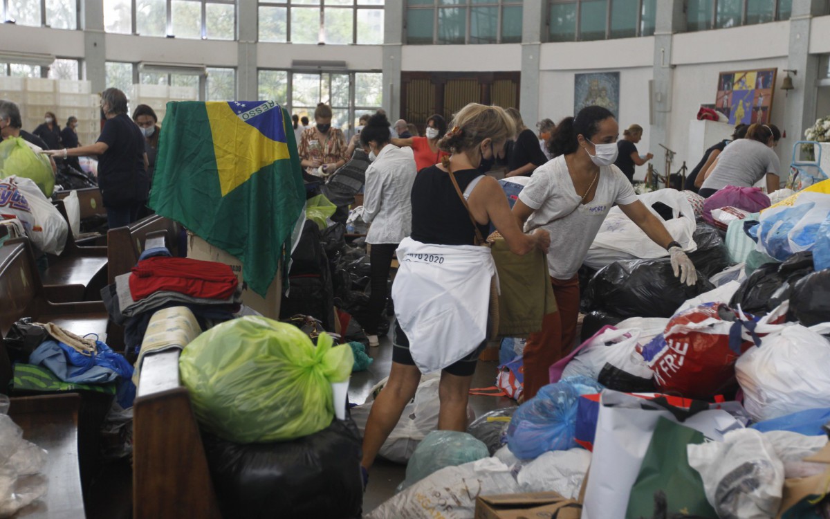 Geral - Posto de arrecada&ccedil;ao de donativos para popula&ccedil;ao de Petropolis, na Paroquia Sao Jose, na Lagoa, zona sul do Rio.