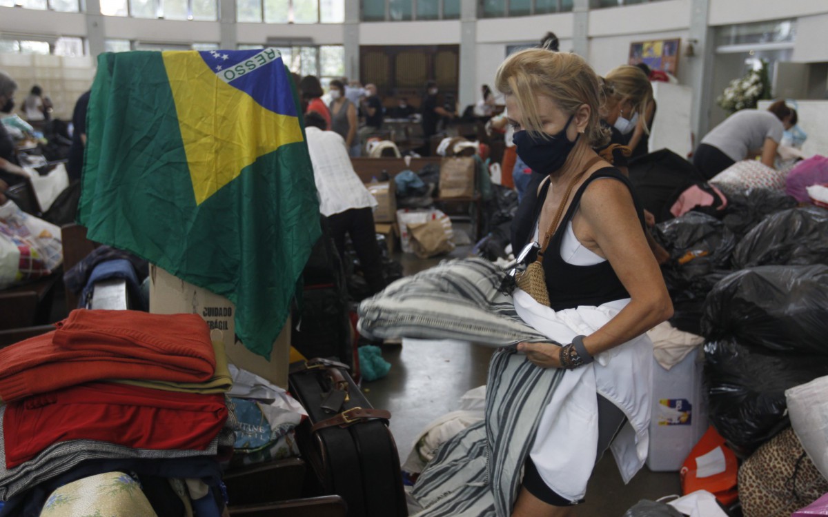 Geral - Posto de arrecada&ccedil;ao de donativos para popula&ccedil;ao de Petropolis, na Paroquia Sao Jose, na Lagoa, zona sul do Rio.