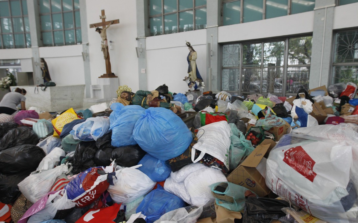 Geral - Posto de arrecada&ccedil;ao de donativos para popula&ccedil;ao de Petropolis, na Paroquia Sao Jose, na Lagoa, zona sul do Rio.