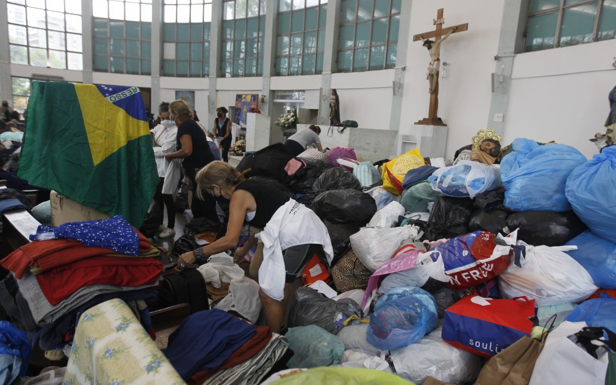 Geral - Posto de arrecada&ccedil;ao de donativos para popula&ccedil;ao de Petropolis, na Paroquia Sao Jose, na Lagoa, zona sul do Rio.