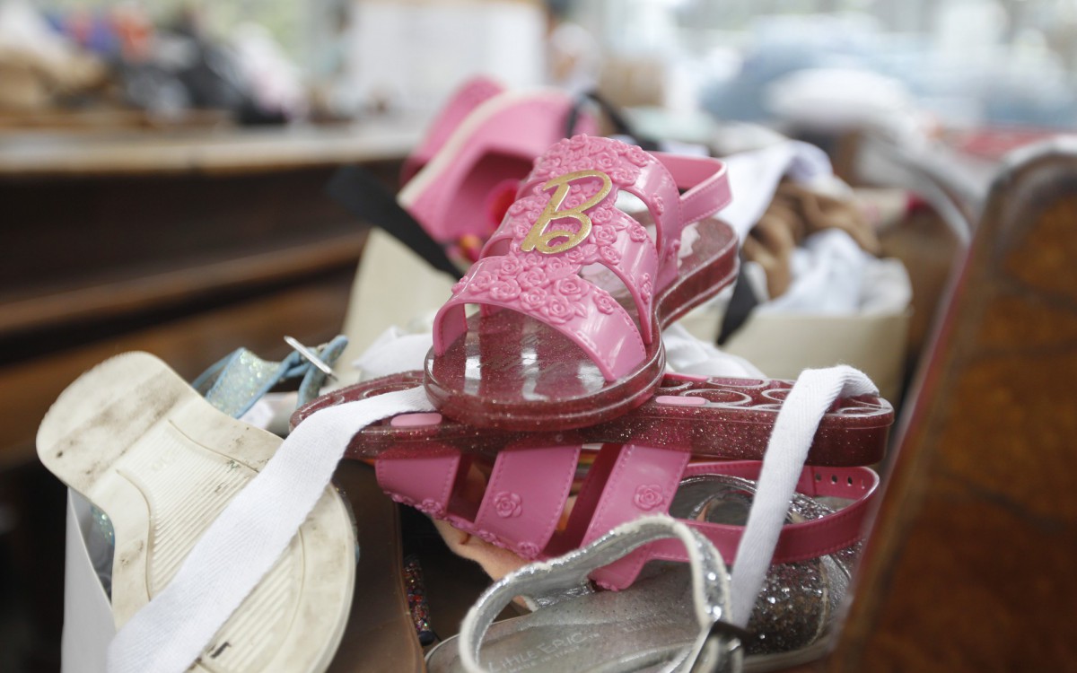 Geral - Posto de arrecada&ccedil;ao de donativos para popula&ccedil;ao de Petropolis, na Paroquia Sao Jose, na Lagoa, zona sul do Rio.