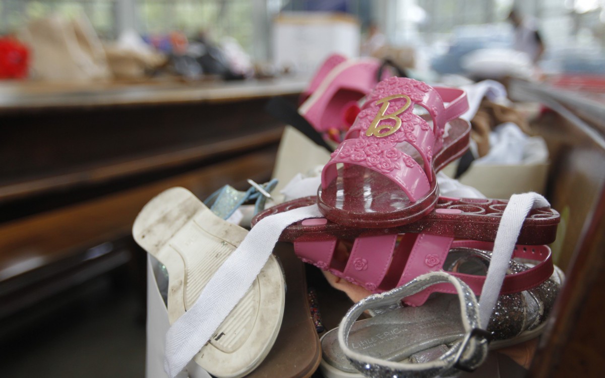 Geral - Posto de arrecada&ccedil;ao de donativos para popula&ccedil;ao de Petropolis, na Paroquia Sao Jose, na Lagoa, zona sul do Rio.