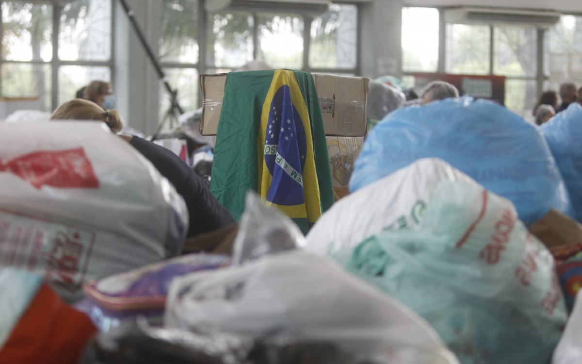 Geral - Posto de arrecada&ccedil;ao de donativos para popula&ccedil;ao de Petropolis, na Paroquia Sao Jose, na Lagoa, zona sul do Rio.