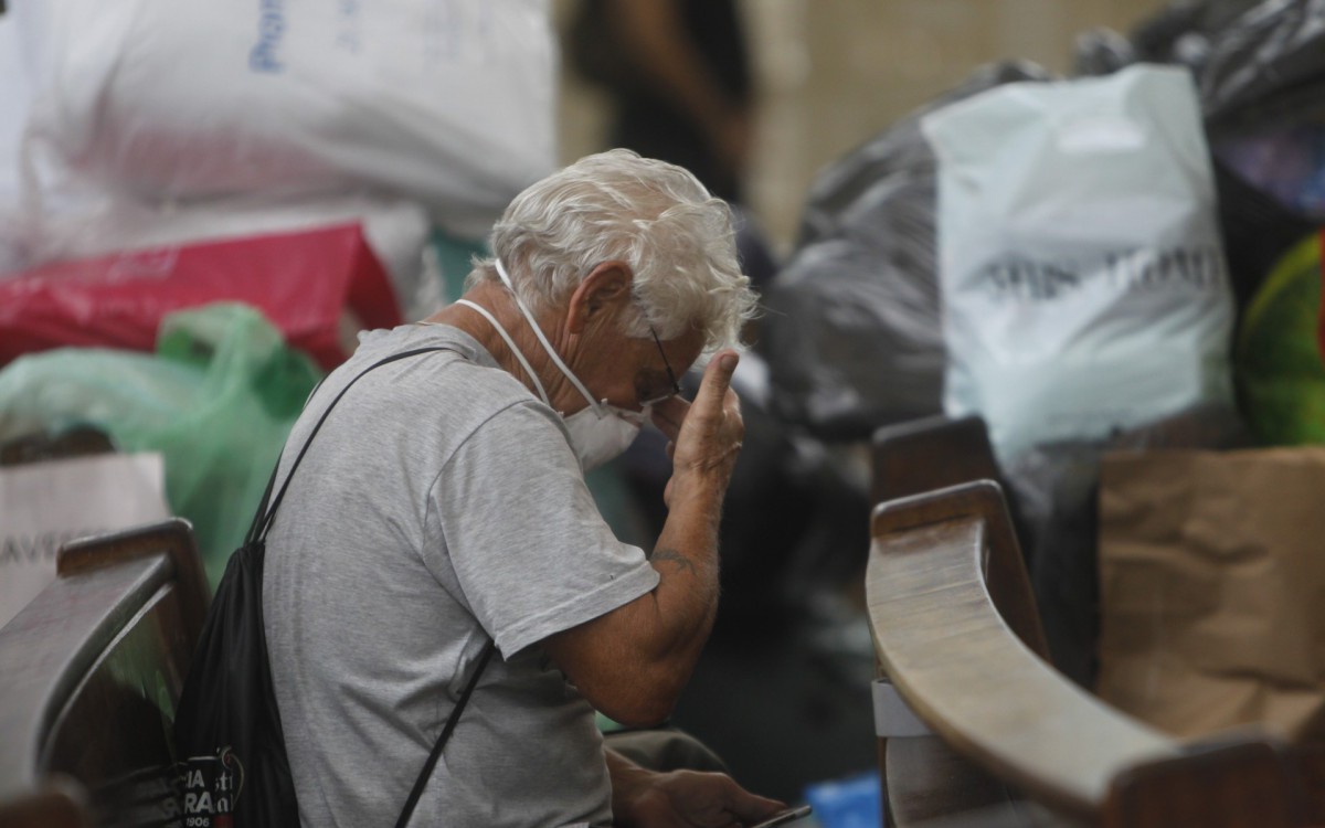 Geral - Posto de arrecada&ccedil;ao de donativos para popula&ccedil;ao de Petropolis, na Paroquia Sao Jose, na Lagoa, zona sul do Rio. Na foto, Agostinho Lafaiete Rodrigues, 70 anos, filosofo.
