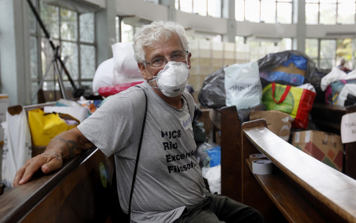 Geral - Posto de arrecada&ccedil;ao de donativos para popula&ccedil;ao de Petropolis, na Paroquia Sao Jose, na Lagoa, zona sul do Rio. Na foto, Agostinho Lafaiete Rodrigues, 70 anos, filosofo.