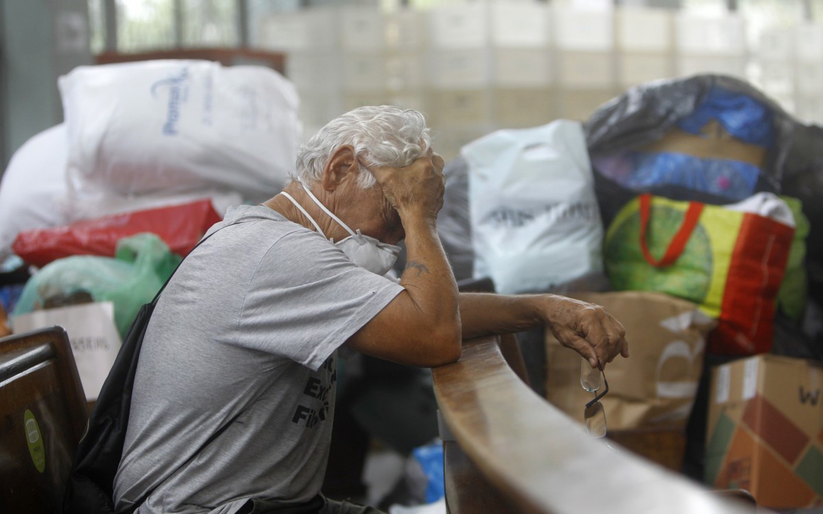 Geral - Posto de arrecada&ccedil;ao de donativos para popula&ccedil;ao de Petropolis, na Paroquia Sao Jose, na Lagoa, zona sul do Rio. Na foto, Agostinho Lafaiete Rodrigues, 70 anos, filosofo.