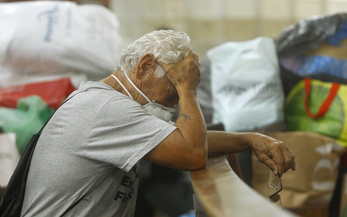 Geral - Posto de arrecada&Atilde;&sect;ao de donativos para popula&Atilde;&sect;ao de Petropolis, na Paroquia Sao Jose, na Lagoa, zona sul do Rio. Na foto, Agostinho Lafaiete Rodrigues, 70 anos, filosofo.