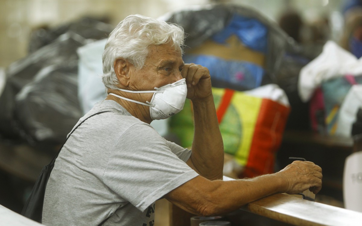 Geral - Posto de arrecada&ccedil;ao de donativos para popula&ccedil;ao de Petropolis, na Paroquia Sao Jose, na Lagoa, zona sul do Rio. Na foto, Agostinho Lafaiete Rodrigues, 70 anos, filosofo.