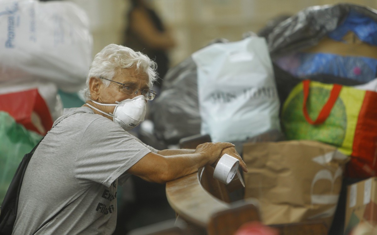 Geral - Posto de arrecada&ccedil;ao de donativos para popula&ccedil;ao de Petropolis, na Paroquia Sao Jose, na Lagoa, zona sul do Rio. Na foto, Agostinho Lafaiete Rodrigues, 70 anos, filosofo.