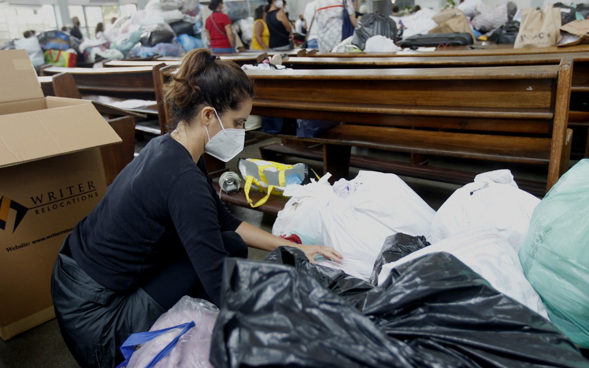 Geral - Posto de arrecada&ccedil;ao de donativos para popula&ccedil;ao de Petropolis, na Paroquia Sao Jose, na Lagoa, zona sul do Rio. Na foto, Joana Bocayuva, 46 anos, jornalista.
