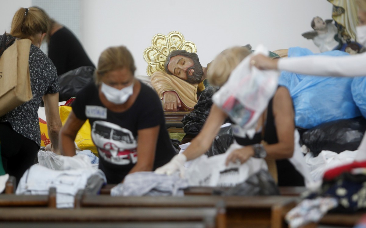 Geral - Posto de arrecada&ccedil;ao de donativos para popula&ccedil;ao de Petropolis, na Paroquia Sao Jose, na Lagoa, zona sul do Rio.
