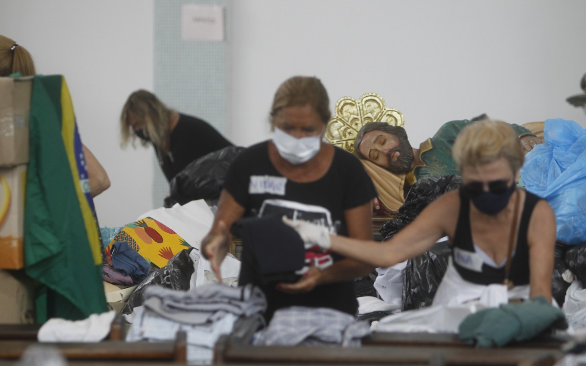 Geral - Posto de arrecada&ccedil;ao de donativos para popula&ccedil;ao de Petropolis, na Paroquia Sao Jose, na Lagoa, zona sul do Rio.