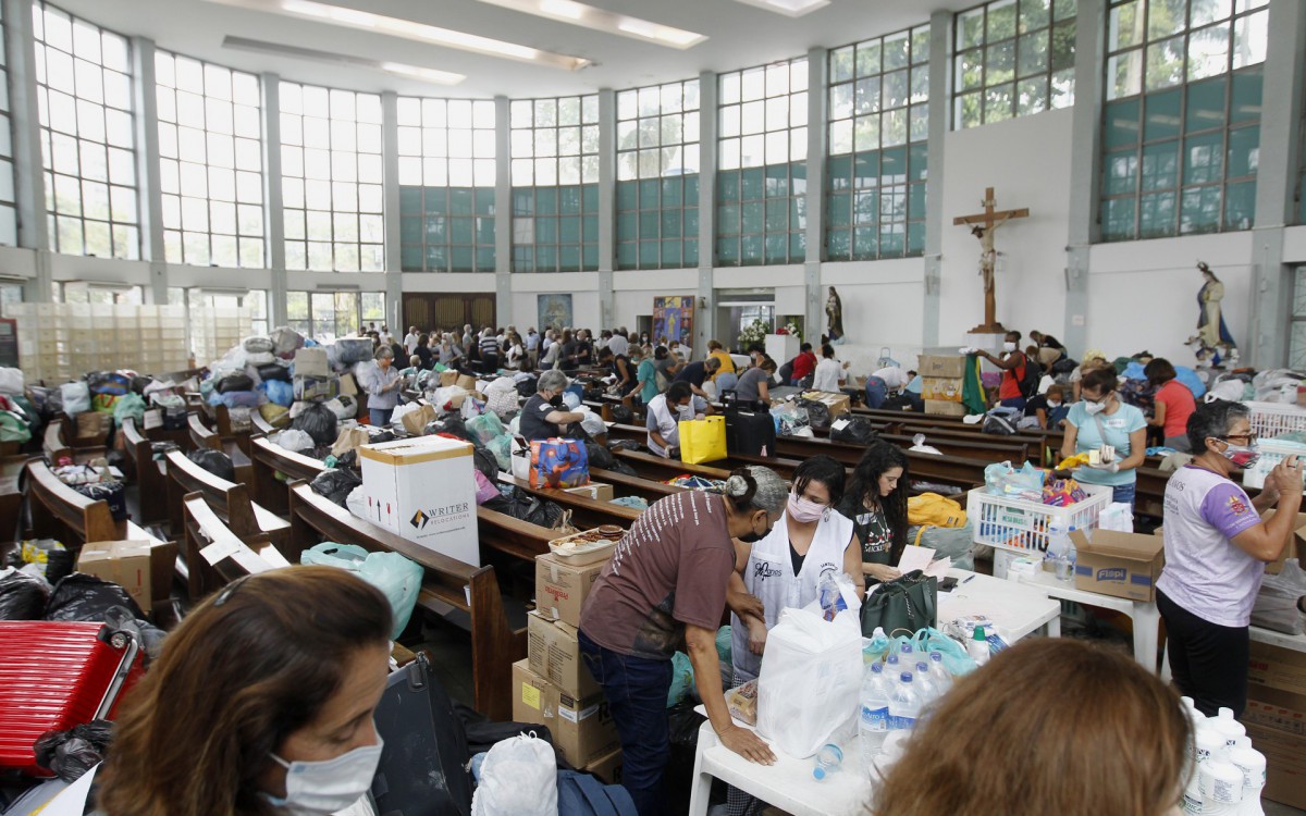 Geral - Posto de arrecada&ccedil;ao de donativos para popula&ccedil;ao de Petropolis, na Paroquia Sao Jose, na Lagoa, zona sul do Rio.