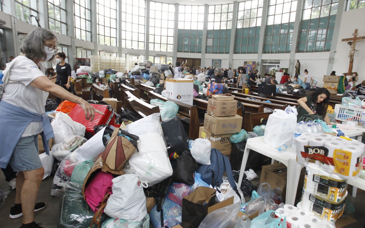 Geral - Posto de arrecada&ccedil;ao de donativos para popula&ccedil;ao de Petropolis, na Paroquia Sao Jose, na Lagoa, zona sul do Rio.