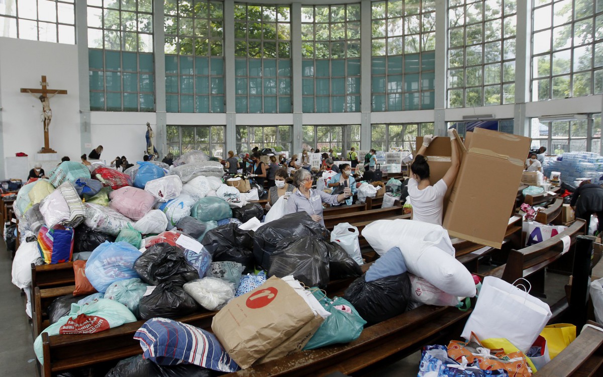 Geral - Posto de arrecada&ccedil;ao de donativos para popula&ccedil;ao de Petropolis, na Paroquia Sao Jose, na Lagoa, zona sul do Rio.