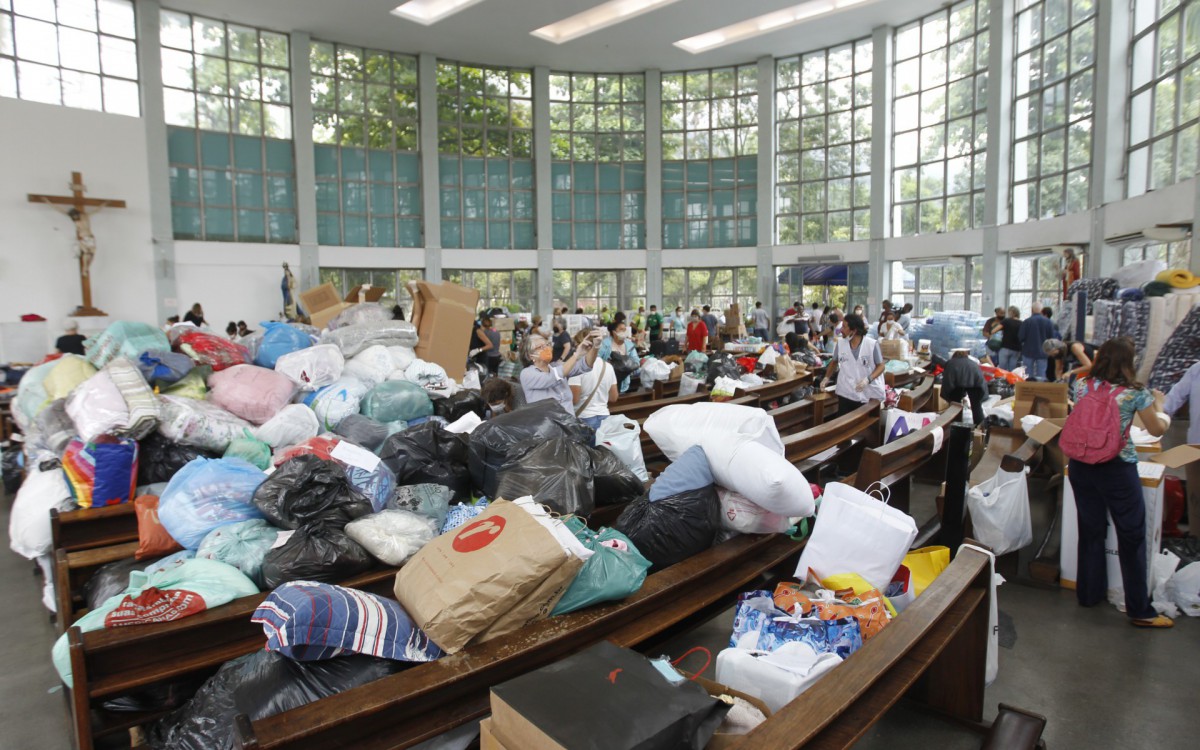 Geral - Posto de arrecada&ccedil;ao de donativos para popula&ccedil;ao de Petropolis, na Paroquia Sao Jose, na Lagoa, zona sul do Rio.