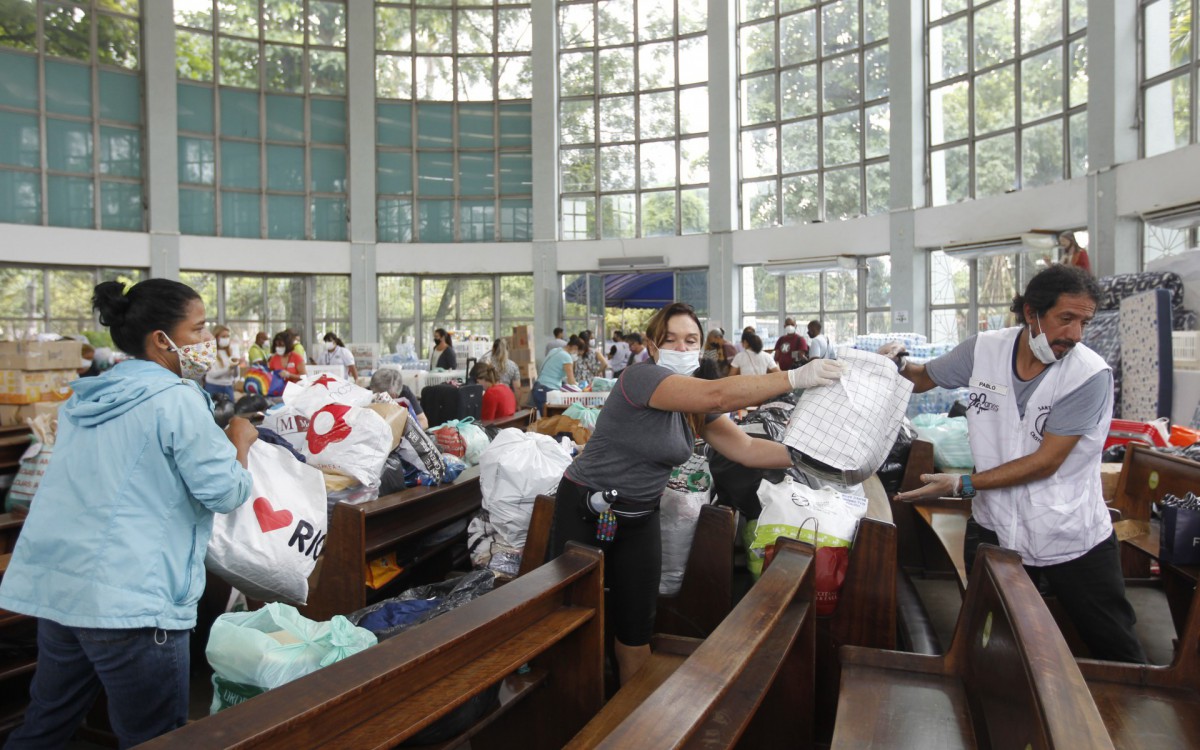 Geral - Posto de arrecada&ccedil;ao de donativos para popula&ccedil;ao de Petropolis, na Paroquia Sao Jose, na Lagoa, zona sul do Rio.
