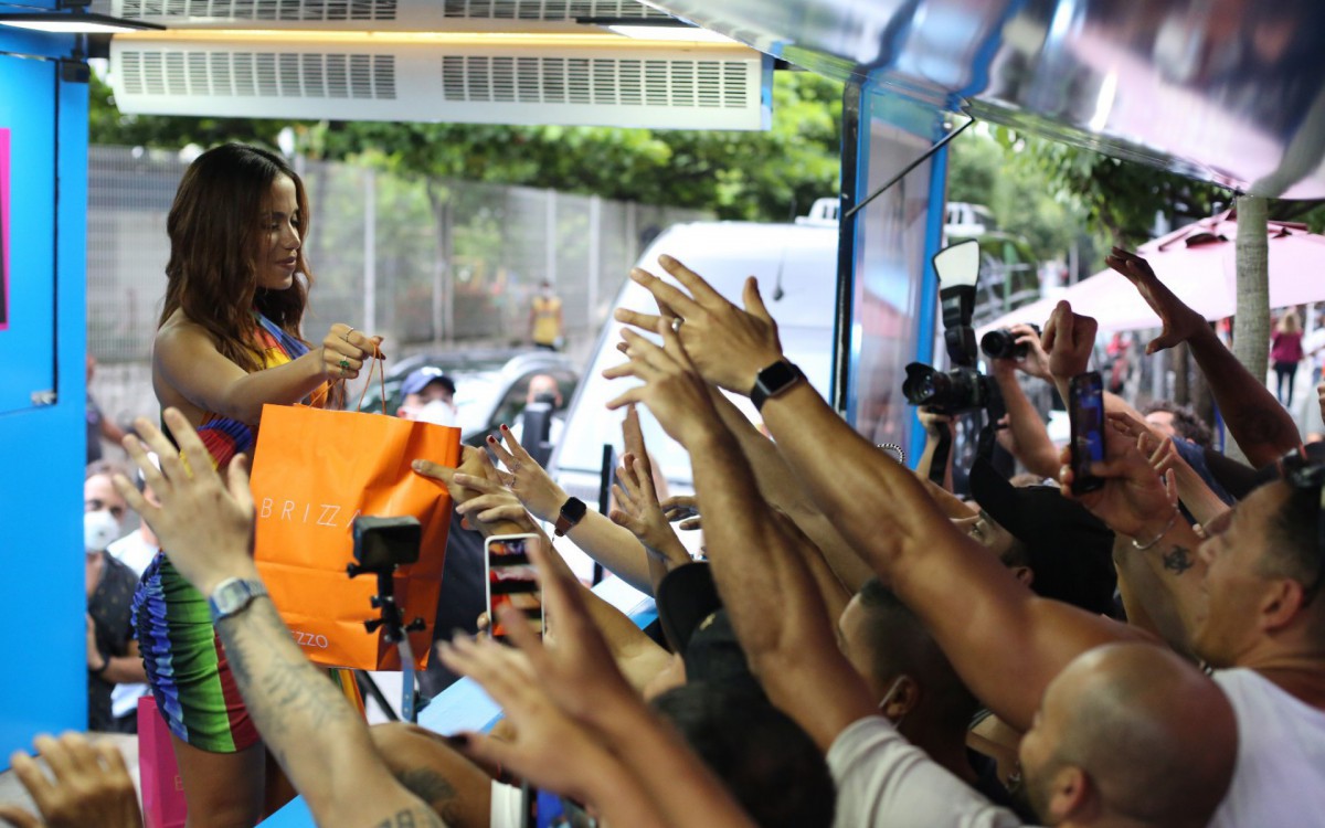Anitta presenteia f&atilde;s nas ruas da Zona Sul do Rio