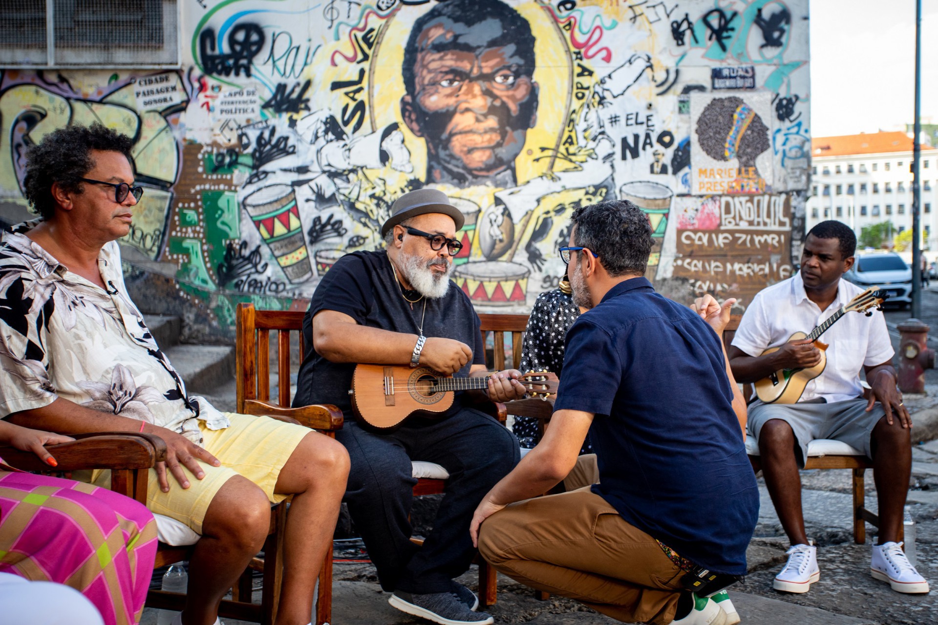 A Roda, com participação de Jorge Aragão, Moacyr Luz, Teresa Cristina, Pretinho da Serrinha, Luis Antonio Simas (historiador), Luisa Souza (chef do Da Gema), Rafaela Bastos (passista e geógrafa). A apresentação é do repórter Chico Regueira.  - Paulo Belote / TV Globo