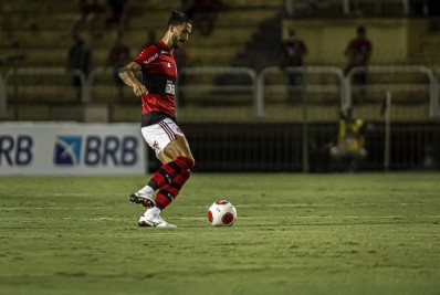 Com dores no joelho, Gustavo Henrique pode ser desfalque para o Flamengo em duelo contra o Atlético-MG