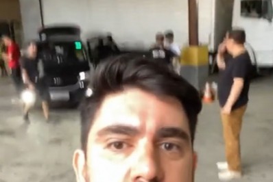 Marcelo Adnet vai a Petrópolis para levar doações