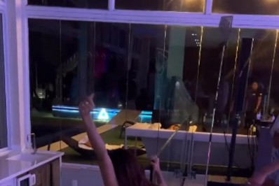 Após ter festa proibida, Anitta mostra vídeos se divertindo com amigos em casa