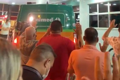 Cantora do Calcinha Preta é transferida de hospital