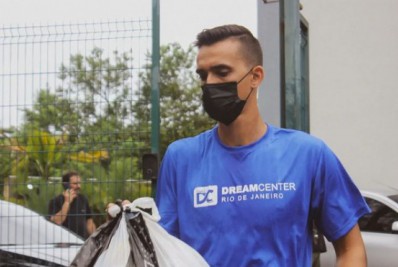 Ex-goleiro do Flamengo ajuda vítimas da chuva em Petrópolis como voluntário