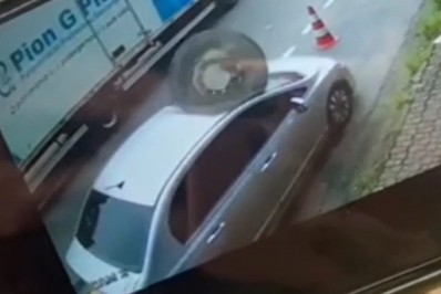 Roda de caminhão solta e atinge veículos em Volta Redonda