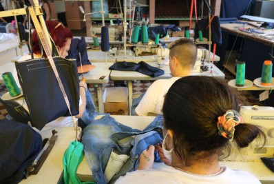 Presos trabalham para transformar roupas piratas em doações para famílias de Petrópolis