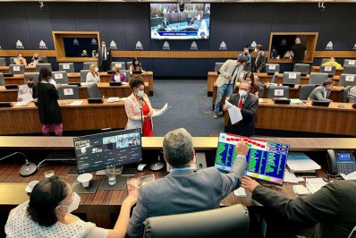 Alerj aprova garantia da equiparação na remuneração de diretores de escolas no Rio