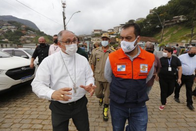 Cláudio Castro visita pessoas abrigadas na Igreja de Santo Antônio, em Petrópolis