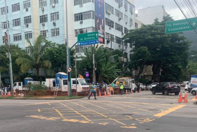 Obra emergencial interdita pista no Leblon e causa engarrafamentos