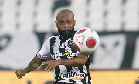 Botafogo aparece em placa de publicidade durante jogo da Premier